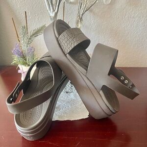 Crocs sandals Elegant two-strap silhouette with heel straps for total security.